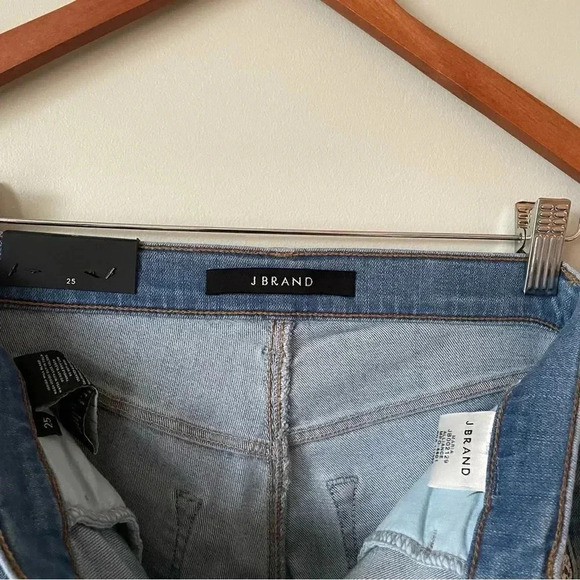 J Brand | Maria High-Rise Skinny Jeans with Snake-Print Panels - Picture 9 of 13